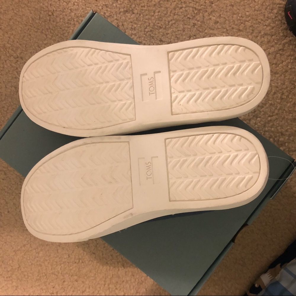 BNWT AND BOX TOMS Lenny shoes size 4 youth - Picture 3 of 4